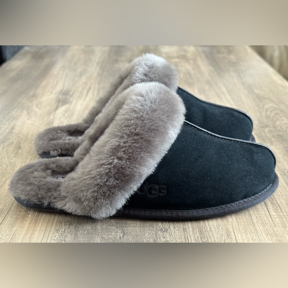 Ugg Scuffette ll Slippers Black Size 9 Brand New!